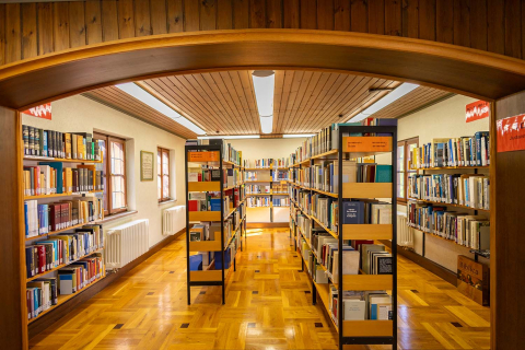 Aufnahme der Räumlichkeiten mit Bücherregalen der Bücherei des Judentums