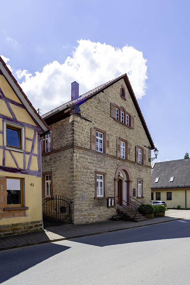 Eine Aussenaufnahme des Gebäudes der Synagoge in Adelsheim-Sennfeld