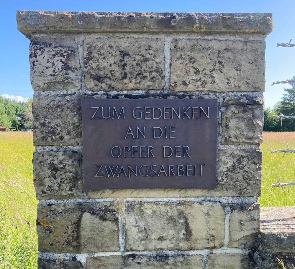 Gedenkstätte Neckarbischofsheim Schild zum Gedenken an die Opfer der Zwangsarbeit