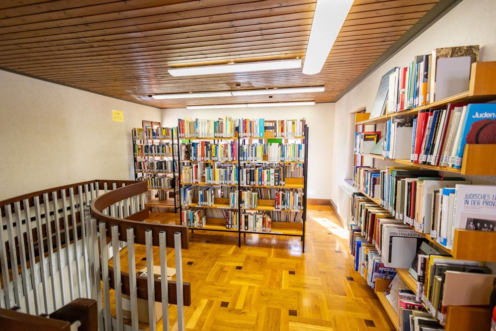 Die obere Etage der Bücherei des Judentums beherbergt noch mehr jüdische Literatur.