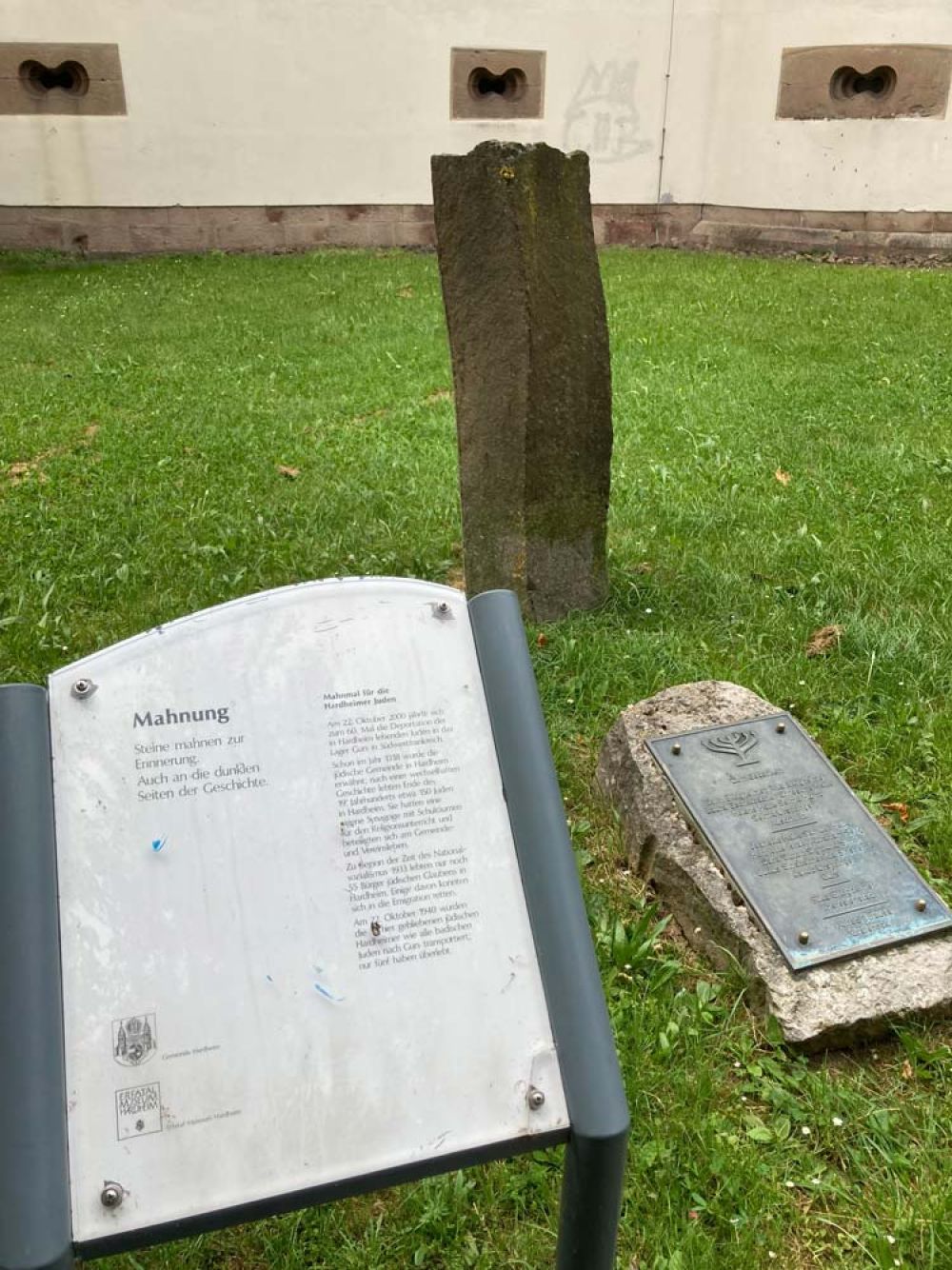 Erinnerungsstein im Schlossgarten Hardheim