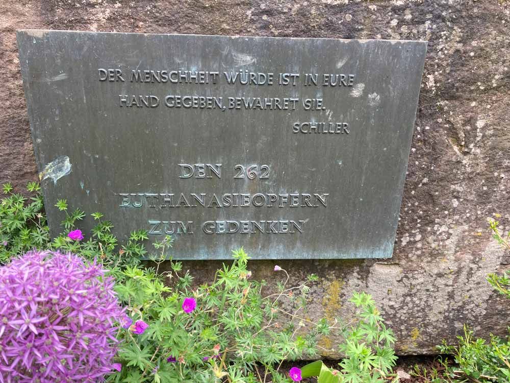 Gedenktafel am Schwarzacher Hof für die NS-Euthanasie-Opfer