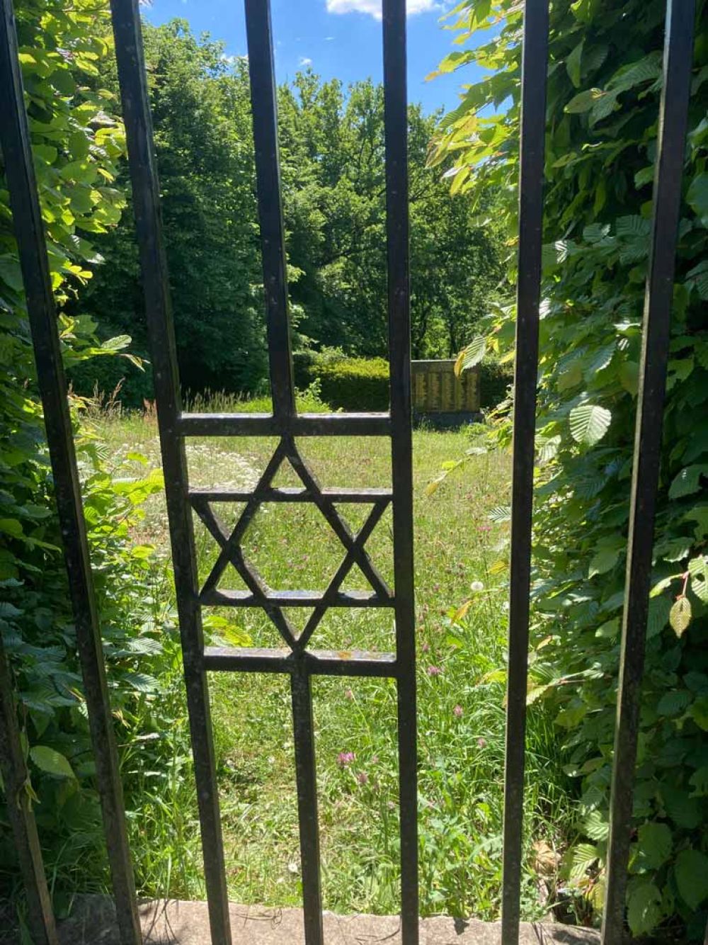 Eingangstor am jüdischen Friedhof Binau