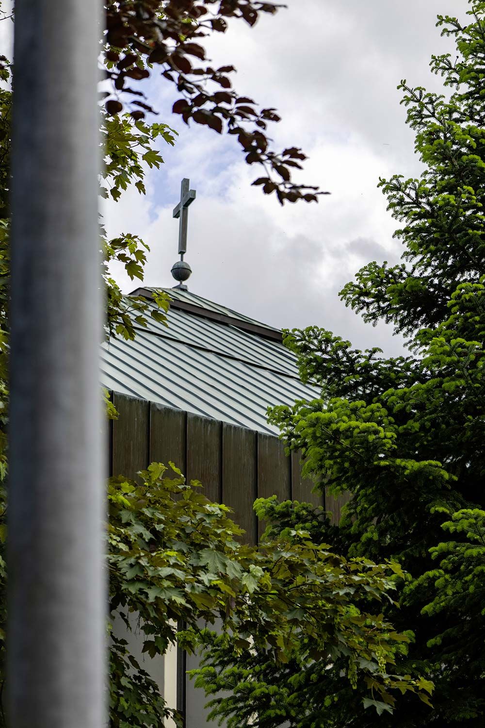 Blick auf die Johannes Kirche am Maria-Zeitler-Pfad