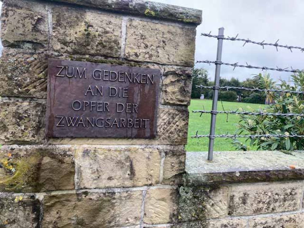Gedenkstätte Neckarbischofsheim Mauer mit Stacheldraht und Schild